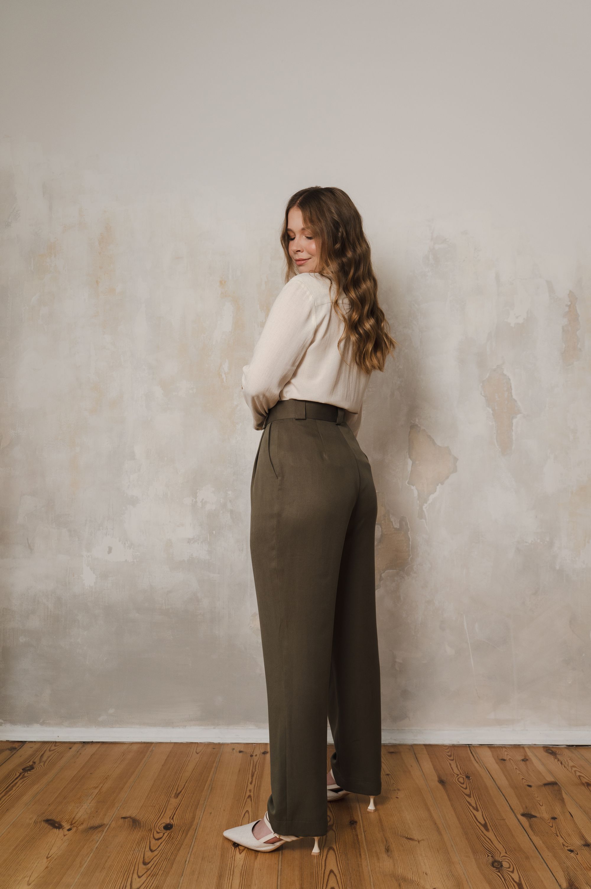"Timeless Tailor" pants in khaki