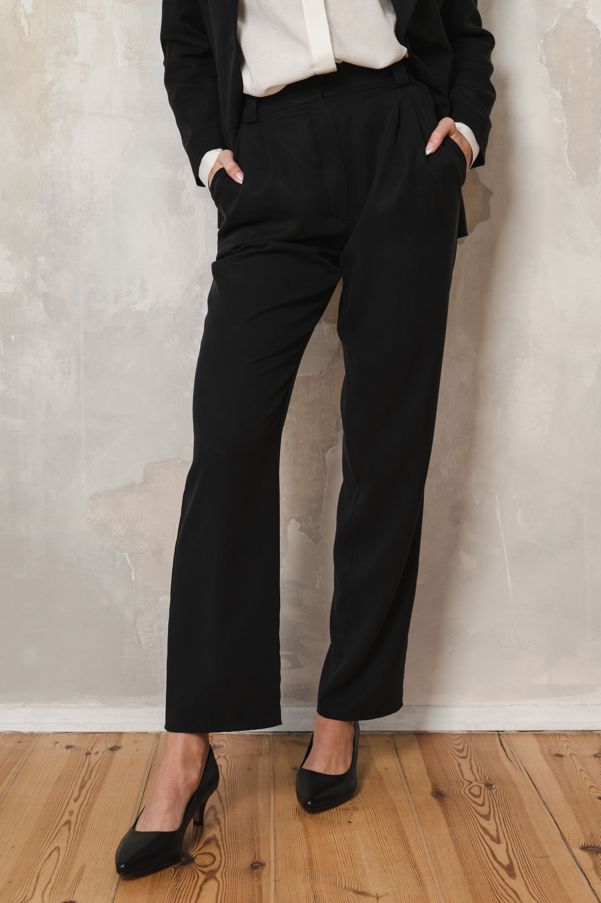 "Timeless Tailor" pants in black